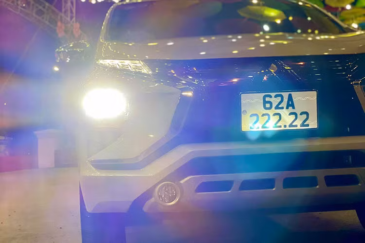 Đối với dân chơi sim hoặc biển số đẹp, số tiến lên (số sảnh), tứ quý (4 số giống nhau), ngũ quý (5 số giống nhau) mang ý nghĩa phong thủy tốt lành, thể hiện sự thăng tiến, phát triển, đi lên của con người nên được nhiều người ưa chuộng. Những tấm biển này được săn lùng với giá "khủng".