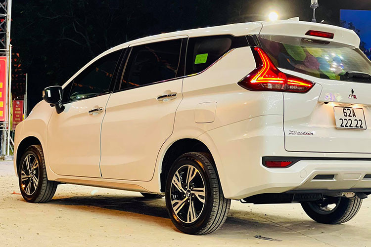 Chiếc Mitsubishi Xpander biển ngũ quý 2 của anh Phát là phiên bản số tự động có giá niêm yết chưa đăng ký là 630 triệu đồng. Sau khi ra biển số Long An, chủ xe sẽ phải tốn thêm 10% phí trước bạ (63 triệu đồng), phí đăng ký biển số 1 triệu đồng.