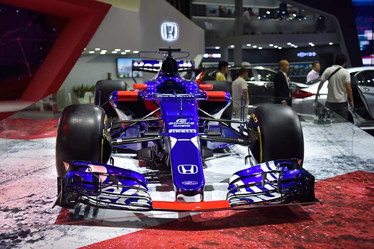 Với chủ đề này, gian hàng của Honda tại VMS 2018 được thiết kế hiện đại, hướng tới tương lai với phong cách thể thao cá tính, nổi bật với hai gam màu chủ đạo: Đỏ và Trắng. Cùng với đó là hai mẫu xe "tâm điểm" cho chủ đề "đam mê" tốc độ là Civic Type R và mẫu xe đua Công thức 1.