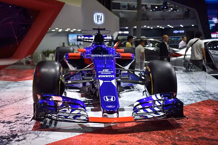 Với chủ đề này, gian hàng của Honda tại VMS 2018 được thiết kế hiện đại, hướng tới tương lai với phong cách thể thao cá tính, nổi bật với hai gam màu chủ đạo: Đỏ và Trắng. Cùng với đó là hai mẫu xe "tâm điểm" cho chủ đề "đam mê" tốc độ là Civic Type R và mẫu xe đua Công thức 1.