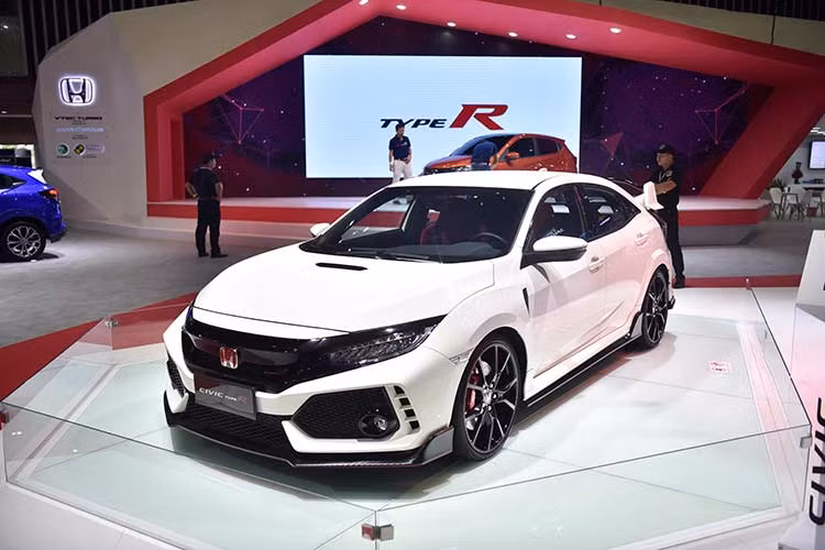 Honda Civic Type R là mẫu xe đua thể thao mang tính biểu tượng của Honda về tinh thần không ngừng chấp nhận thử thách. Minh chứng là Civic Type R hiện đang chiếm lĩnh danh hiệu "Chiếc xe cầu trước nhanh nhất thế giới" với kỷ lục hoàn thành vòng đua trong 7 phút 43,80 giây tại Nürburgring Nordschleife, Đức vào năm 2017.