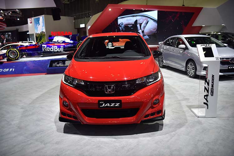 Đặc biệt, Honda HR-V Mugen và Jazz Mugen với bộ phụ kiện mới sẽ đem đến những trải nghiệm mới dành cho khách hàng. Được sản xuất bởi Công ty M-TEC, nhà sản xuất hàng đầu trong lĩnh vực cung cấp động cơ và các sản phẩm hỗ trợ trong các giải đua xe, bộ phụ kiện không chỉ làm nổi bật phong cách năng động, mà còn tăng cá tính cho chủ sở hữu.