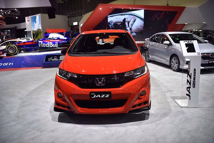 Đặc biệt, Honda HR-V Mugen và Jazz Mugen với bộ phụ kiện mới sẽ đem đến những trải nghiệm mới dành cho khách hàng. Được sản xuất bởi Công ty M-TEC, nhà sản xuất hàng đầu trong lĩnh vực cung cấp động cơ và các sản phẩm hỗ trợ trong các giải đua xe, bộ phụ kiện không chỉ làm nổi bật phong cách năng động, mà còn tăng cá tính cho chủ sở hữu.