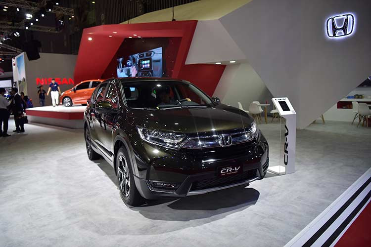 Ngoài ra, taị gian hàng của Honda, khách hàng còn có cơ hội thưởng thức những màn trình diễn đỉnh cao, tham gia các hoạt động tương tác, trải nghiệm với những thiết bị công nghệ ấn tượng: Khám phá xe với công nghệ Thực tế tăng cường (AR), Chụp ảnh selfie góc rộng (GIGA Selfie) ... thỏa mãn đam mê của những người yêu xe và công nghệ.