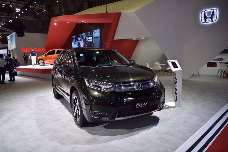 Ngoài ra, taị gian hàng của Honda, khách hàng còn có cơ hội thưởng thức những màn trình diễn đỉnh cao, tham gia các hoạt động tương tác, trải nghiệm với những thiết bị công nghệ ấn tượng: Khám phá xe với công nghệ Thực tế tăng cường (AR), Chụp ảnh selfie góc rộng (GIGA Selfie) ... thỏa mãn đam mê của những người yêu xe và công nghệ.