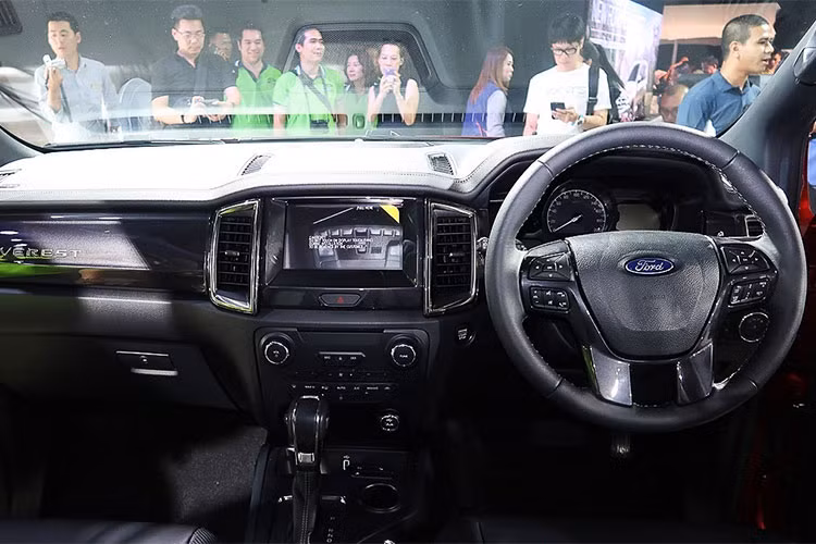 Theo thông tin mới nhất, Everest facelift sẽ được trang bị hệ thống phanh tự động khẩn cấp đi kèm hệ thống radar và cảm biến xung quanh. Nó cũng sẽ có hệ thống kiểm soát áp suất lốp. Đi cùng là hàng loạt công nghệ khác như: Điều khiển hành trình thích ứng, hệ thống giữ làn đường, cảnh báo va chạm phía trước, cảnh báo điểm mù, cảnh báo người băng qua đường...