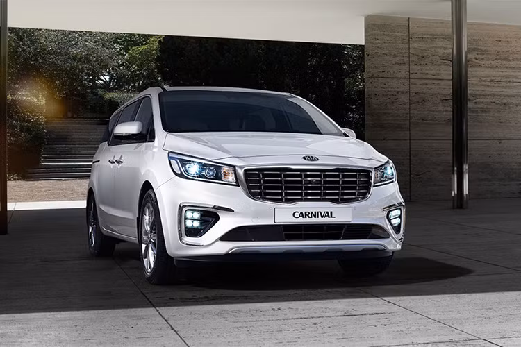 Kia Carnival 2019, hay còn được biết đến với cái tên khác là MPV Kia Sedona mới tại thị trường Việt Nam, từng khẳng định được tên tuổi của mình ngay ở thời điểm đầu ra mắt vào năm 2008. Qua nhiều năm, sự cạnh tranh ở phân khúc xe gia đình ngày càng khốc liệt hơn với sự góp mặt của những tên tuổi khác như Toyota Sienna, Honda Odyssey, Nissan Quest hay Hyundai Starex.