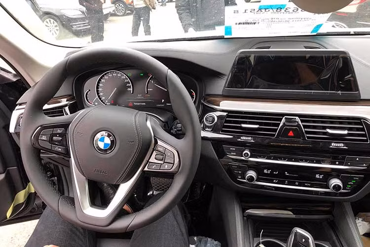 Bên cạnh đó, trên 5 series 2017 còn gây ấn tượng với đèn nền với 11 màu tùy chọn, màn hình cảm ứng tích hợp công nghệ Black Panel tùy chọn, camera lùi, hệ thống âm thanh harman Kardon 16 loa công suất 600 watt, hệ thống nước hoa chủ động, hệ thống đèn nội thất,…