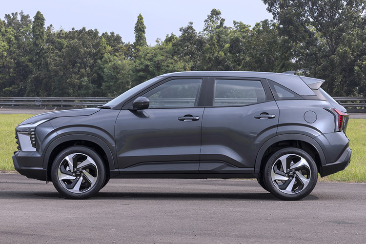 Lô xe Mitsubishi Xforce 2024 đầu tiên đầu tiên dự kiến giao khách sau Tết Nguyên đán. Xe sẽ được nhập khẩu trực tiếp từ thị trường Indonesia. So với xe đang bán ở Indonesia, Xforce dành cho Việt Nam có một điểm khác biệt lớn, đó là trang bị an toàn. Theo một số nguồn tin, mẫu SUV cỡ B này khi bán ở Việt Nam sẽ được bổ sung các tính năng an toàn chủ động ADAS - điều mà xe tại Indonesia còn thiếu.