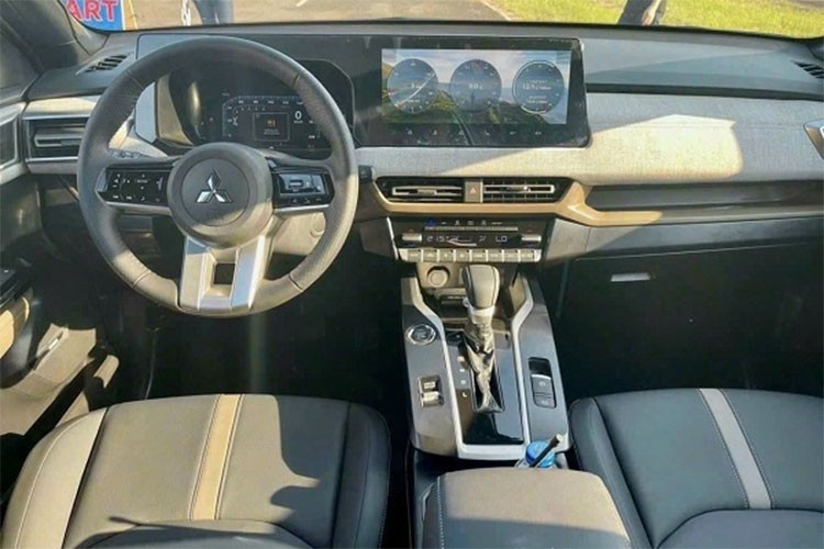 Bên trong xe, mặt táp-lô và tapi cửa của mẫu SUV cỡ B này được bọc bằng chất liệu nỉ mélange, tạo cảm giác thân thuộc, ấm cúng như phòng khách ở nhà. Thêm vào đó là ghế bọc da tổng hợp chống tích tụ nhiệt, vô lăng 3 chấu, bảng đồng hồ kỹ thuật số 8 inch, màn hình cảm ứng trung tâm 12,3 inch, hỗ trợ kết nối Apple CarPlay/Android Auto không dây...