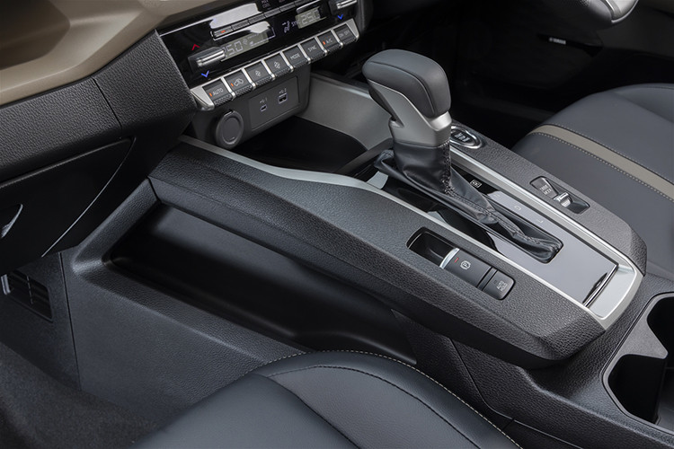 Khách hàng đặt trước Mitsubishi Xforce 2024 sẽ được nhận xe sớm cùng chương trình ưu đãi 02 năm bảo dưỡng hoặc 40.000 km (tùy điều kiện nào đến trước) và tặng thêm 1.000 điểm tích lũy trên ứng dụng Mitsubishi Connect+ (**) (Từ 01/09/2023 đến 30/11/2023).