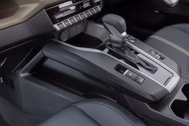 Khách hàng đặt trước Mitsubishi Xforce 2024 sẽ được nhận xe sớm cùng chương trình ưu đãi 02 năm bảo dưỡng hoặc 40.000 km (tùy điều kiện nào đến trước) và tặng thêm 1.000 điểm tích lũy trên ứng dụng Mitsubishi Connect+ (**) (Từ 01/09/2023 đến 30/11/2023).