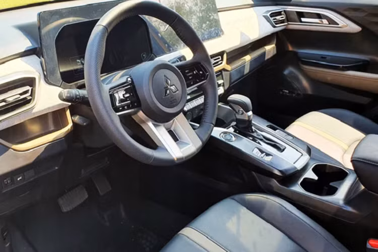 Các trang bị đáng chú ý khác như điều hòa tự động 2 vùng, cửa gió điều hòa cho ghế sau, sạc điện thoại thông minh không dây, phanh tay điện tử, tự động giữ phanh tạm thời, bệ tì tay trung tâm ở hàng ghế trước có thể làm mát đồ uống, hệ thống âm thanh Dynamic Sound Yamaha Premium 8 loa và đèn viền trang trí nội thất.