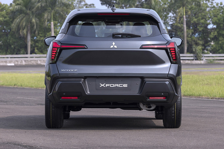 Trừ trang bị an toàn, mẫu xe SUV Mitsubishi Xforce bán ở Việt Nam sẽ sở hữu thiết kế và trang bị tiện nghi tương tự xe dành cho Indonesia. Mẫu xe này cũng có những trang bị ngoại thất đáng chú ý như cụm đèn LED hình chữ "T" trước/sau, lưới tản nhiệt cỡ lớn, ốp gầm sơn cùng màu thân xe, đèn sương mù LED, vành hợp kim 18 inch và cửa cốp chỉnh điện, tích hợp cảm biến đá cốp.