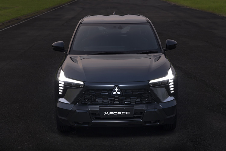 Các tính năng ADAS sẽ có trên Mitsubishi Xforce tại Việt Nam dự kiến bao gồm hệ thống phanh khẩn cấp tự động, hệ thống kiểm soát hành trình thích ứng, đèn pha tự động thích ứng, cảnh báo khi phương tiện phía trước khởi hành, cảnh báo điểm mù tích hợp hỗ trợ chuyển làn đường và cảnh báo phương tiện cắt ngang khi lùi. Bên cạnh đó là 6 túi khí thay vì 4 túi khí như xe dành cho thị trường Indonesia.