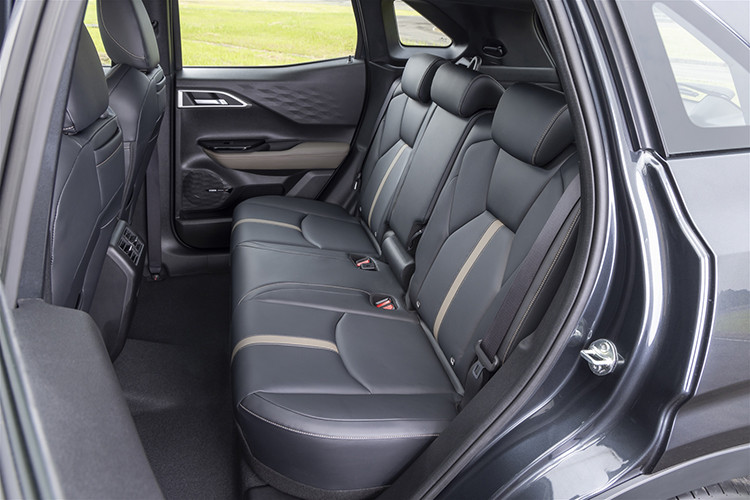 Xe có 4 chế độ lái, bao gồm Bình thường, Đường sỏi đá, Đường bùn lầy và Đường trơn trượt. Theo nhân viên tư vấn bán hàng tại đại lý cho biết, Mitsubishi Xforce tại Việt Nam dự kiến sẽ có 4 phiên bản với giá bán dao động từ 650 - 750 triệu đồng.