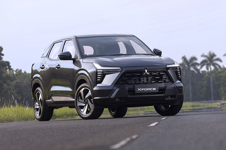 Sau nhiều tin đồn thì Mitsubishi XForce hoàn toàn mới sẽ được ra mắt vào ngày 10/1 tới đây và được nhập khẩu nguyên chiếc. Đây cũng là mẫu xe gần như khác biệt hoàn toàn so với mẫu xe đang được phân phối trên thị trường thế giới của hãng xe Nhật Bản. 