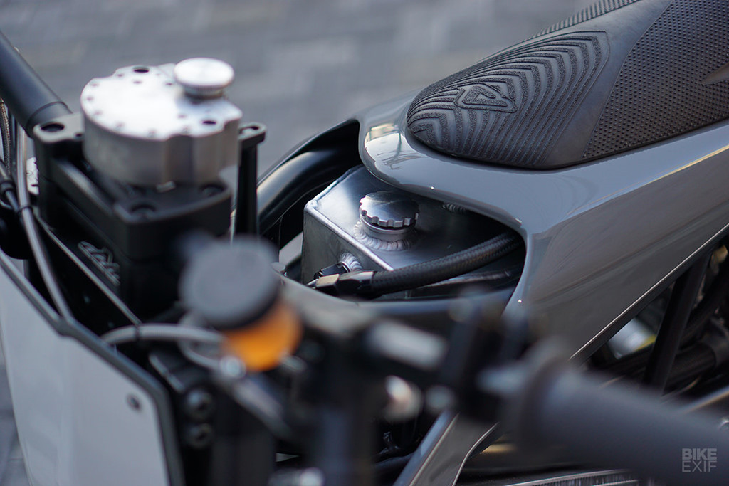 Hầu hết mối hàn đều ẩn bên trong giúp mẫu xe đơn giản, gọn gàng. Các đoạn ống làm sườn đều dài như nhau. Bộ phuộc ban đầu của KTM được giữ lại, sau đó chỉnh sửa đôi chút như hạ thấp chiều dài, thay lò xo cứng và dầu giảm chấn mới.