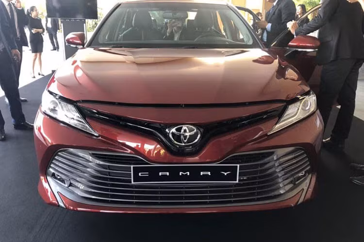 Những hình ảnh đầu tiên về Toyota Camry 2019 nhập khẩu Thái Lan đã xuất hiện tại Việt Nam. Xe được nhập khẩu về với số lượng 78 xe với 2 kiểu loại gồm 2.0G và 2.5Q. Trong đó, Camry 2.5Q là 72 xe và phiên bản 2.0G là 6 xe. Những chiếc xe này được hãng nhập khẩu về từ tháng 2/2019 và đến nay, xe đã được chuyển về kho của Toyota Việt Nam.