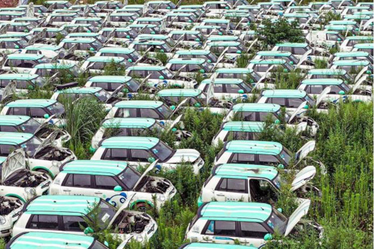 Tất cả những chiếc xe này đều đeo biển số màu xanh dương, có nghĩa là chúng được sản xuất và đăng ký trước tháng 12/2017. Sau thời điểm này, Hàng Châu đã chuyển sang dùng biển số màu xanh lá cho xe năng lượng mới. Nhãn dán trên xe cho thấy một vài chiếc có thời hạn đăng kiểm đến tận năm 2021.