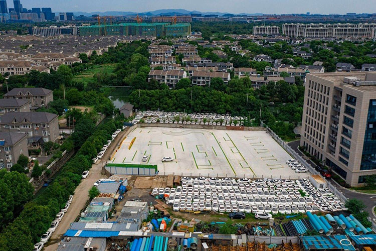 Khoảng một thập kỷ trước, hàng trăm nhà sản xuất ôtô trên khắp Trung Quốc, bao gồm cả những hãng lâu đời lẫn công ty khởi nghiệp, đã được khuyến khích bởi các khoản trợ cấp của Chính phủ nước này và lấn sân sang sản xuất ôtô điện. Họ đã cho ra lò một lượng lớn ôtô điện giai đoạn đầu - những chiếc xe tương đối đơn giản với pin có thể chỉ chạy được khoảng 100 km sau một lần sạc.