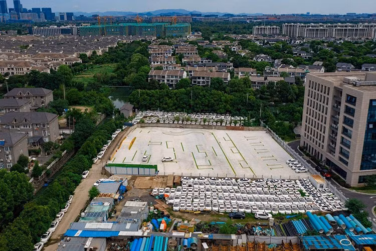 Khoảng một thập kỷ trước, hàng trăm nhà sản xuất ôtô trên khắp Trung Quốc, bao gồm cả những hãng lâu đời lẫn công ty khởi nghiệp, đã được khuyến khích bởi các khoản trợ cấp của Chính phủ nước này và lấn sân sang sản xuất ôtô điện. Họ đã cho ra lò một lượng lớn ôtô điện giai đoạn đầu - những chiếc xe tương đối đơn giản với pin có thể chỉ chạy được khoảng 100 km sau một lần sạc.