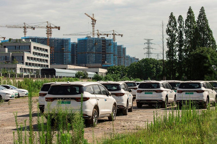 Tuy nhiên, sự phát triển nhanh như chớp đó cũng để lại rất nhiều rủi ro. Nhiều công ty mua những chiếc ôtô điện Trung Quốc đời đầu để kinh doanh dịch vụ gọi xe đã ngừng hoạt động. Hiện chỉ còn khoảng 100 nhà sản xuất ôtô điện Trung Quốc, giảm mạnh so với mức gần 500 vào năm 2019.