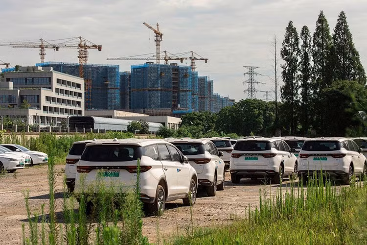 Tuy nhiên, sự phát triển nhanh như chớp đó cũng để lại rất nhiều rủi ro. Nhiều công ty mua những chiếc ôtô điện Trung Quốc đời đầu để kinh doanh dịch vụ gọi xe đã ngừng hoạt động. Hiện chỉ còn khoảng 100 nhà sản xuất ôtô điện Trung Quốc, giảm mạnh so với mức gần 500 vào năm 2019.