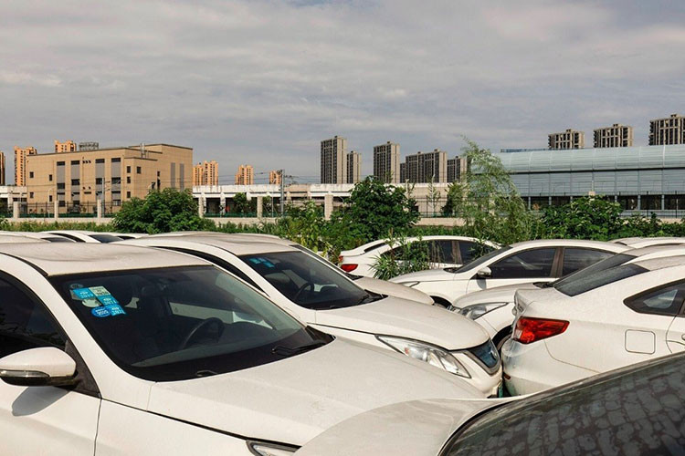 Nhu cầu tiêu dùng đã giúp thúc đẩy ngành công nghiệp ôtô điện phát triển theo cấp số nhân kể từ đó. Trung Quốc hiện là quốc gia dẫn đầu thế giới về ôtô sạch, sản xuất khoảng 6 triệu xe điện và xe hybrid vào năm ngoái, tương đương gần 1/3 số ô ô mới được bán tại nước này. Trung Quốc cũng chiếm 60% lượng xe điện bán ra trên toàn thế giới hiện nay đồng thời sở hữu cơ sở hạ tầng trạm sạc rộng lớn nhất trên Trái đất vốn cũng được xây dựng với sự hỗ trợ của Chính phủ.