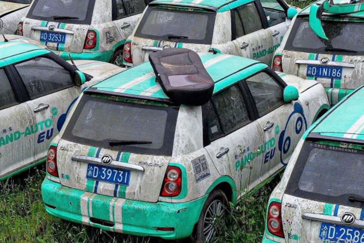 Hình ảnh những "nghĩa địa xe điện" tại Trung Quốc đã bắt đầu xuất hiện từ năm 2019. Vào thời điểm đó, một nhiếp ảnh gia sống tại Thâm Quyến đã quay cảnh hàng nghìn chiếc ôtô điện bị bỏ không tại những bãi đất trống xung quanh Hàng Châu và Nam Kinh - thủ phủ tỉnh Giang Tô nằm ở phía đông Trung Quốc.