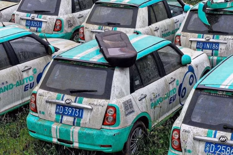 Hình ảnh những "nghĩa địa xe điện" tại Trung Quốc đã bắt đầu xuất hiện từ năm 2019. Vào thời điểm đó, một nhiếp ảnh gia sống tại Thâm Quyến đã quay cảnh hàng nghìn chiếc ôtô điện bị bỏ không tại những bãi đất trống xung quanh Hàng Châu và Nam Kinh - thủ phủ tỉnh Giang Tô nằm ở phía đông Trung Quốc.