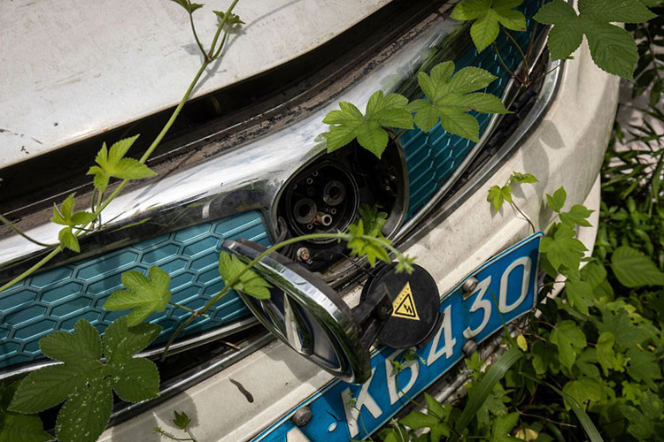 Ở một địa điểm, có hơn 200 chiếc xe màu trắng, chủ yếu là ô tô điện cỡ nhỏ do hãng Changan sản xuất. Những chiếc xe này được xếp một cách bừa bãi, không theo hàng lối. Sơn trên thân xe chứng tỏ phần lớn đều là những chiếc ô tô từng thuộc sở hữu của công ty gọi xe Didi và Faststep.