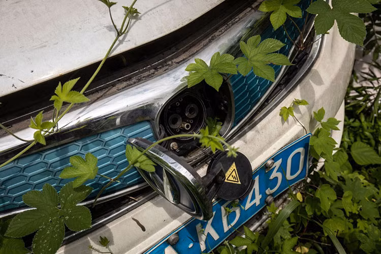 Ở một địa điểm, có hơn 200 chiếc xe màu trắng, chủ yếu là ô tô điện cỡ nhỏ do hãng Changan sản xuất. Những chiếc xe này được xếp một cách bừa bãi, không theo hàng lối. Sơn trên thân xe chứng tỏ phần lớn đều là những chiếc ô tô từng thuộc sở hữu của công ty gọi xe Didi và Faststep.