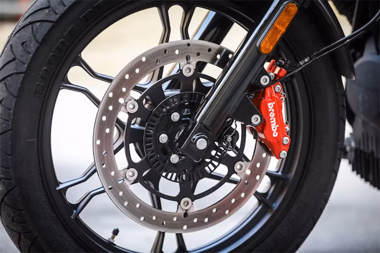 Về mặt trang bị, phiên bản Carbon đặc biệt còn được trang bị phanh Brembo ở cả trước và sau, hệ thống chống bó cứng phanh ABS đương nhiên là trang bị tiêu chuẩn của xe. Hệ thống treo của xe gồm cặp phuộc ống lồng ở trước và cặp giảm xóc lò xo trụ phía sau. Moto Guzzi V7 III Carbon 2018 sử dụng bộ vành 18 inch ở trước và 17 inch ở sau.