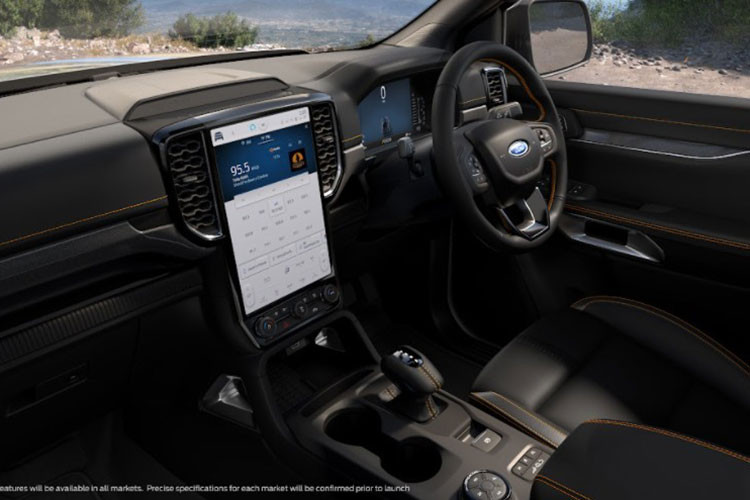 Một số nút điều chỉnh chế độ lái truyền thông đã được loại bỏ khỏi táp lô và bảng điều khiển trung tâm, mà thay vào đó là được hiển thị trên màn hình SYNC. Với chỉ một nút bấm, người lái có thể truy cập vào màn hình hiển thị riêng cho các chế độ lái và off-road. Tại đây, người lái sẽ có thể giảm sát các thông tin về hệ truyền động, góc lái, độ dốc và góc nghiêng và các điều khiển khác.