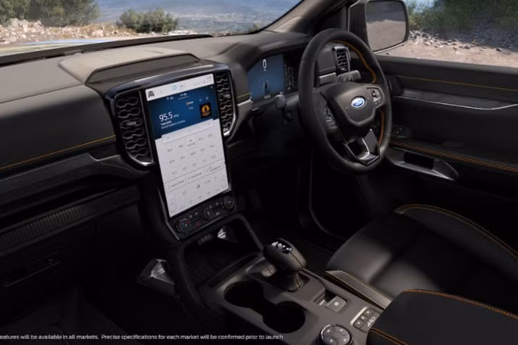 Một số nút điều chỉnh chế độ lái truyền thông đã được loại bỏ khỏi táp lô và bảng điều khiển trung tâm, mà thay vào đó là được hiển thị trên màn hình SYNC. Với chỉ một nút bấm, người lái có thể truy cập vào màn hình hiển thị riêng cho các chế độ lái và off-road. Tại đây, người lái sẽ có thể giảm sát các thông tin về hệ truyền động, góc lái, độ dốc và góc nghiêng và các điều khiển khác.