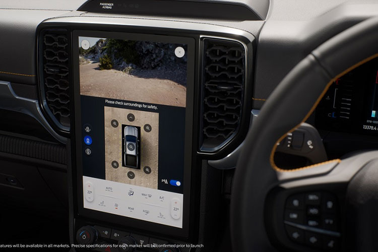 Trong khi đó, phiên bản cao cấp có cần số điện tử thiết kế kiểu thể thao, kết hợp cùng bảng đồng hồ tốc độ kỹ thuật số hiện đại. Các hốc gió điều hòa được tinh chỉnh đôi chút thiết kế, trong khi cụm điều chỉnh mới được làm gọn gàng hơn.