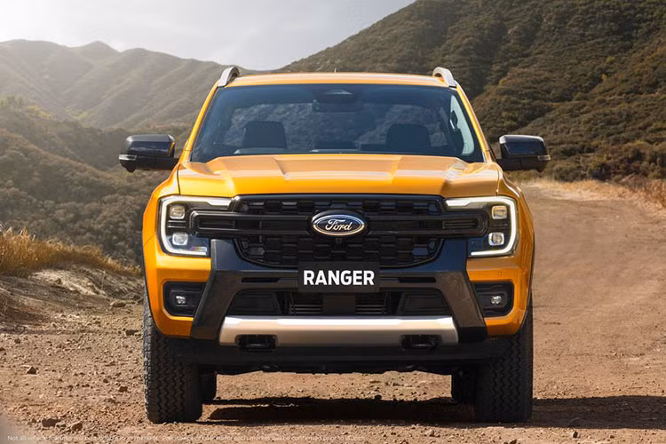 Hãng xe Mỹ trước mắt giới thiệu 3 phiên bản cho Ranger 2022 gồm XLT, Sport và Wildtrak. Phiên bản Raptor chưa xuất hiện ở lần ra mắt này. Trong đó, Ford Ranger Wildtrak mới tạo khác biệt lưới tản nhiệt đồ họa tổ ong sơn màu đen, hệ thống đèn chiếu sáng LED ma trận, mâm xe hợp kim tối màu, lốp gai đi địa hình, baga mui…