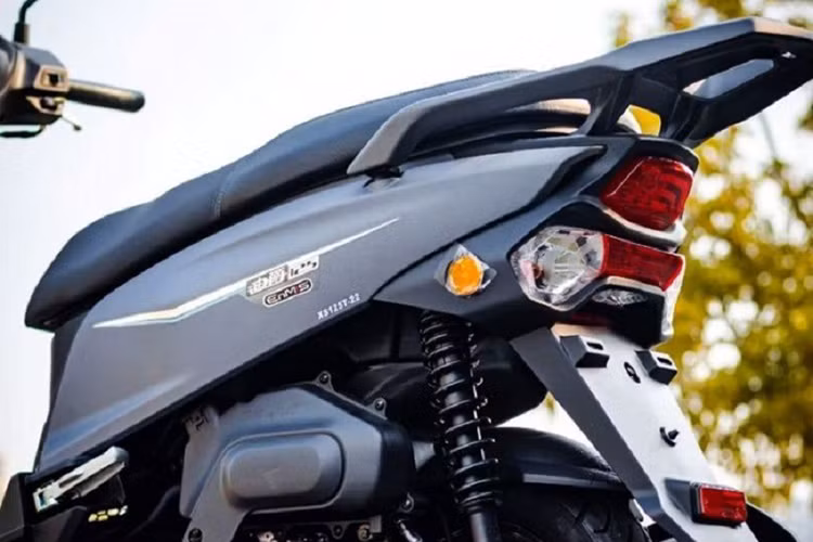 Là một mẫu xe ga giá rẻ, Sanyang Dijue 125 sử dụng hệ thống đèn halogen truyền thống để giảm chi phí. Bảng đồng hồ của xe cũng là dạng analog, tương tự như nhiều mẫu xe bình dân khác. Để đảm bảo an toàn, xe được trang bị phanh đĩa ở phía trước và phanh tang trống ở phía sau, cùng với hệ thống phanh kết hợp CBS. 