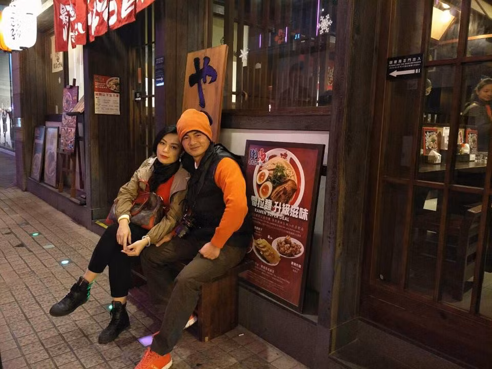 Xuân Bắc và vợ khoe ảnh hạnh phúc sau một năm đầy sóng gió - Ảnh: FBNV