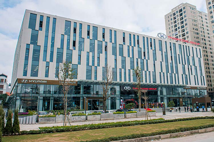 Trung tâm trải nghiệm sản phẩm và dịch vụ xe Hyundai của TC MOTOR có quy mô lớn nhất Việt Nam, được xây dựng trên khu đất có diện tích gần 7.000 m2 với 6 tầng nổi, 1 tầng hầm và tổng diện tích sử dụng gần 30.000 m2. Trung tâm đạt tiêu chuẩn của các showroom hiện đại, đảm bảo đầy đủ chức năng: Trưng bay và bán hàng, dịch vụ bảo trì bảo dưỡng, phụ tùng phụ kiện, đồng sơn, kho xe.