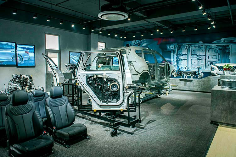 Khu vực tầng 3 được xem như trái tim của trung tâm với những trải nghiệm công nghệ Hyundai mới nhất trong quá trình sản xuất và lắp ráp xe Hyundai tại Việt Nam. Đây cũng là trung tâm đào tạo hiện đại, chuyên nghiệp theo tiêu chuẩn mới của Hyundai toàn cầu, các thế hệ kỹ thuật viên lành nghề, chuyên nghiệp được đào tạo bài bản từ đây sẽ là nguồn nhân lực chất lượng cao cho hệ thống đại lý Hyundai cả nước. 