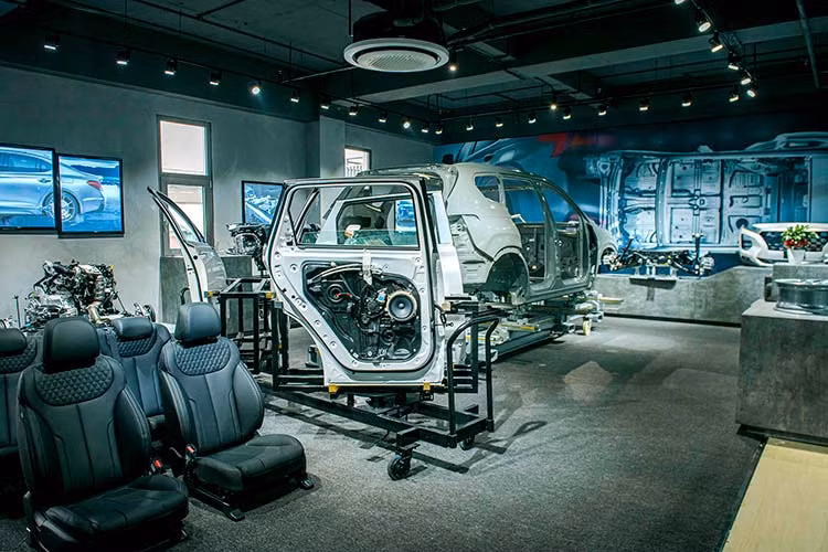 Khu vực tầng 3 được xem như trái tim của trung tâm với những trải nghiệm công nghệ Hyundai mới nhất trong quá trình sản xuất và lắp ráp xe Hyundai tại Việt Nam. Đây cũng là trung tâm đào tạo hiện đại, chuyên nghiệp theo tiêu chuẩn mới của Hyundai toàn cầu, các thế hệ kỹ thuật viên lành nghề, chuyên nghiệp được đào tạo bài bản từ đây sẽ là nguồn nhân lực chất lượng cao cho hệ thống đại lý Hyundai cả nước. 