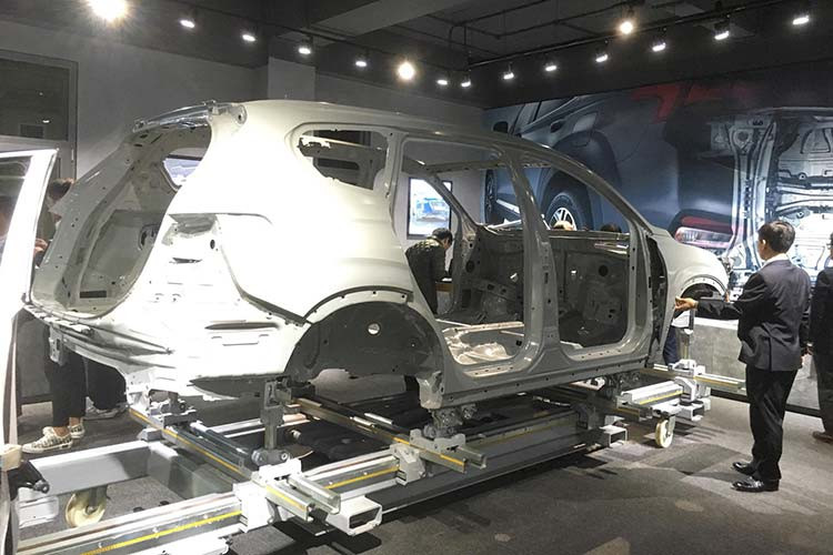 Công nghệ thực tế ảo (VR): khách hàng có thể trải nghiệm cảm giác lái thử xe Hyundai ngay tại phòng trưng bày với sự trợ giúp từ công nghệ thực tế ảo. Các thiết bị thực tế ảo sẽ được trang bị giúp khách hàng có thể giả lập lái xe với cảm giác như thật ngay tại đây. Ngoài ra, trung tâm trưng bày còn có khu vực giao xe tách biệt được cá nhân hóa, phòng chờ hạng sang, khu vực vui chơi trẻ em.