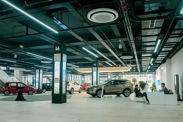 Trung tâm trải nghiệm sản phẩm và dịch vụ Hyundai By TC MOTOR được khánh thành như một cột mốc đánh dấu quá trình 20 năm phát triển đồng hành cùng ngành công nghiệp ôtô Việt Nam của TC MOTOR. Tại tầng 1, khu vực trưng bày xe du lịch và xe thương mại Hyundai với diện tích gần 3.500 m2. Đây là không gian trưng bày lớn nhất Việt Nam theo tiêu chuẩn GDSI của Hyundai toàn cầu đem lại cho khách hàng những trải nghiệm chi tiết và đầy đủ nhất. 