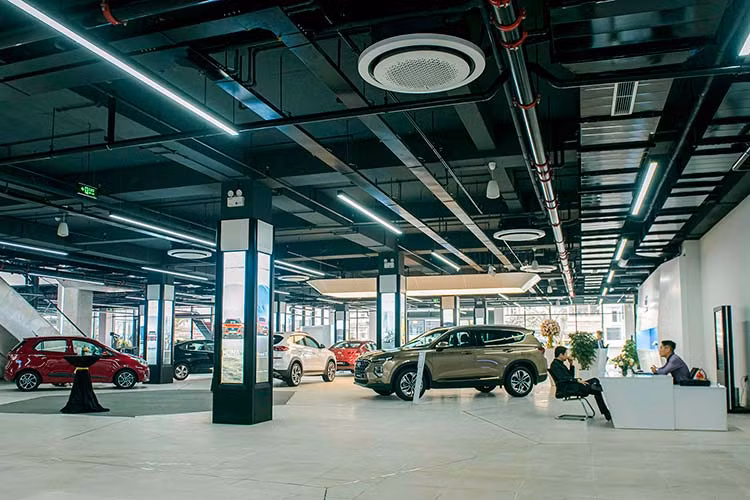 Trung tâm trải nghiệm sản phẩm và dịch vụ Hyundai By TC MOTOR được khánh thành như một cột mốc đánh dấu quá trình 20 năm phát triển đồng hành cùng ngành công nghiệp ôtô Việt Nam của TC MOTOR. Tại tầng 1, khu vực trưng bày xe du lịch và xe thương mại Hyundai với diện tích gần 3.500 m2. Đây là không gian trưng bày lớn nhất Việt Nam theo tiêu chuẩn GDSI của Hyundai toàn cầu đem lại cho khách hàng những trải nghiệm chi tiết và đầy đủ nhất. 