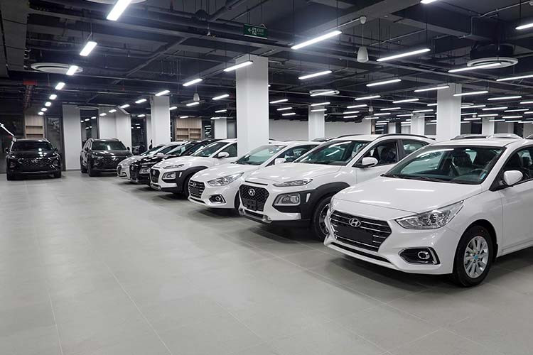 Toàn bộ hoạt động dịch vụ sửa chữa, bảo dưỡng tại tầng 5,6 với 26 khoang sửa chữa và 26 khoang đồng sơn. Toàn bộ máy móc đều có xuất xứ từ châu Âu, Mỹ,… với những thương hiệu hàng đầu trong lĩnh vực sửa chữa, bảo dưỡng giúp đảm bảo công suất 110 – 150 xe/ngày được vận hành bởi đội ngũ kỹ thuật viên Diagnostic (Chẩn đoán), Systems (Hệ thống) và Maintenance (Bảo dưỡng) giàu kinh nghiệm và chuyên nghiệp.