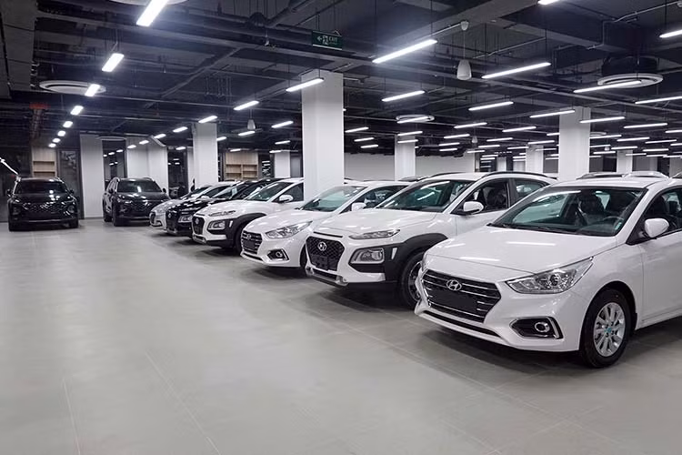 Toàn bộ hoạt động dịch vụ sửa chữa, bảo dưỡng tại tầng 5,6 với 26 khoang sửa chữa và 26 khoang đồng sơn. Toàn bộ máy móc đều có xuất xứ từ châu Âu, Mỹ,… với những thương hiệu hàng đầu trong lĩnh vực sửa chữa, bảo dưỡng giúp đảm bảo công suất 110 – 150 xe/ngày được vận hành bởi đội ngũ kỹ thuật viên Diagnostic (Chẩn đoán), Systems (Hệ thống) và Maintenance (Bảo dưỡng) giàu kinh nghiệm và chuyên nghiệp.