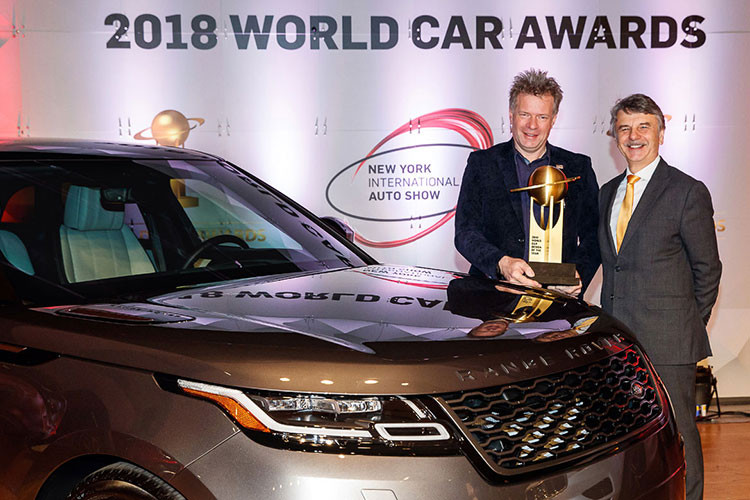 Thiết kế nổi bật của Range Rover Velar thể hiện ở tỷ lệ cân đối tối ưu và phong cách ấn tượng. Dải đèn pha LED laser ma trận siêu mỏng, tay nắm cửa tích hợp tự động và hệ thống thông tin giải trí Touch Pro Duo mượt mà là những điểm nhấn trong triết lý thiết kế tối giản mà tinh tế của thương hiệu Range Rover.