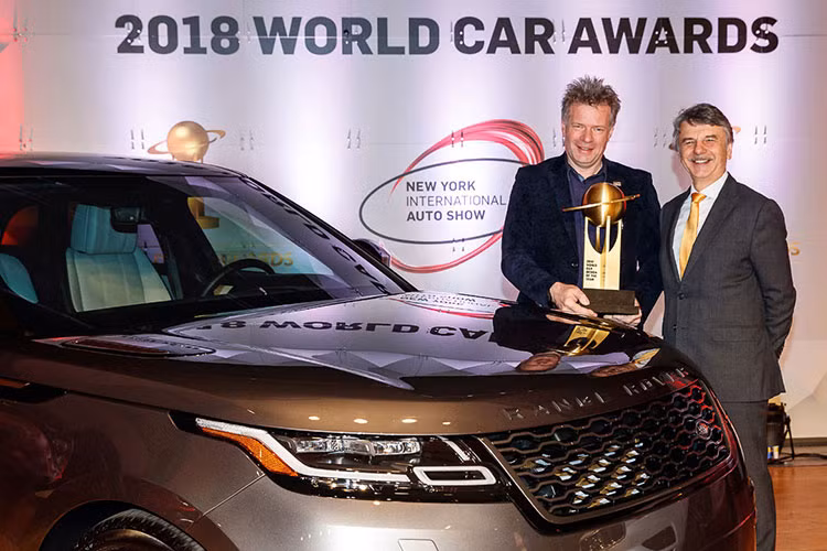 Thiết kế nổi bật của Range Rover Velar thể hiện ở tỷ lệ cân đối tối ưu và phong cách ấn tượng. Dải đèn pha LED laser ma trận siêu mỏng, tay nắm cửa tích hợp tự động và hệ thống thông tin giải trí Touch Pro Duo mượt mà là những điểm nhấn trong triết lý thiết kế tối giản mà tinh tế của thương hiệu Range Rover.